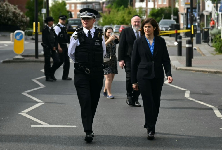 Le chef de la police métropolitaine Mark Rowley (g) à l'intérieur d'un cordon de police dans le quartier de Golders Green, au nord de Londres, le 29 avril 2026, après que deux personnes ont été poignardées et un suspect arrêté ( AFP / JUSTIN TALLIS )