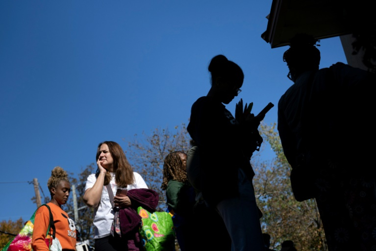 Des employés fédéraux attendent pour recevoir de l'aide alimentaire à Hyattsville, pendant la paralysie budgétaire du pays, le 21 octobre 2025 dans le Maryland ( AFP / Brendan Smialowski )