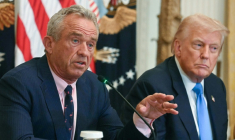 Le ministre américain de la Santé Robert Kennedy Jr (G) et le président des Etats-Unis Donald Trump (D) à la Maison Blanche, à Washington, aux Etats-Unis, le 30 juillet 2025 ( AFP / Jim WATSON )
