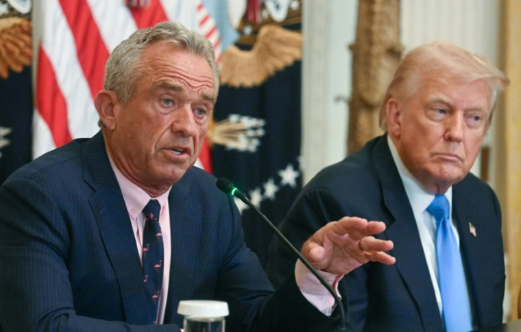 Le ministre américain de la Santé Robert Kennedy Jr (G) et le président des Etats-Unis Donald Trump (D) à la Maison Blanche, à Washington, aux Etats-Unis, le 30 juillet 2025 ( AFP / Jim WATSON )