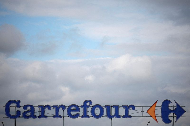 Une vue montre le logo du détaillant français Carrefour devant un supermarché à Montesson près de Paris