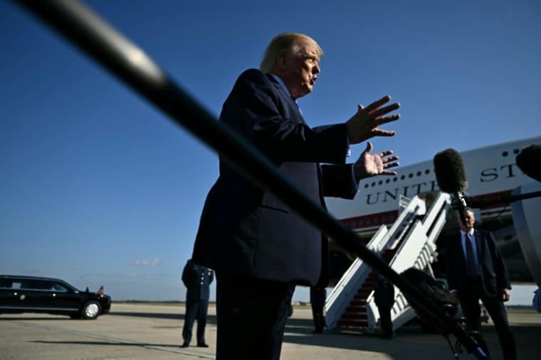 Donald Trump s'adresse à la presse avant d'embarquer à bord de l'avion présidentiel Air Force One sur la base aérienne Joint Base Andrews, dans le Maryland, le 29 octobre 2026 ( AFP / Kent NISHIMURA )