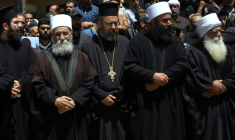 Des religieux chrétiens et musulmans assistent à Salkhad dans le sud de la Syrie, aux funérailles de membres de la communauté druze tués lors de combats confessionnels près de Damas, le 3 mai 2025   ( AFP / Shadi AL-DUBAISI )