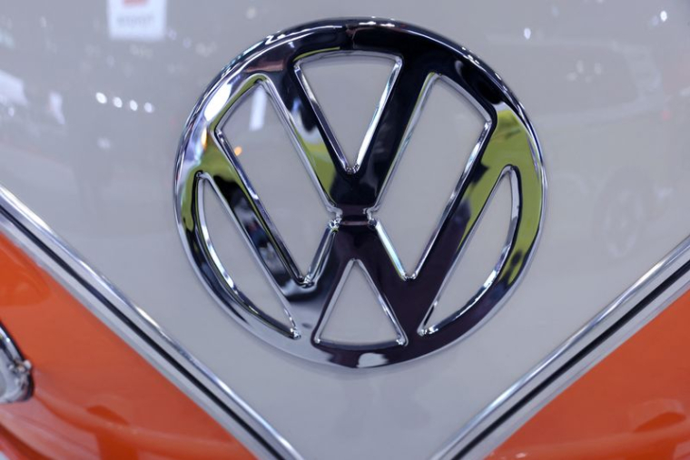 Le logo d'une voiture Volkswagen est visible lors de l'avant-première presse du Salon international de l'automobile de New York, à New York
