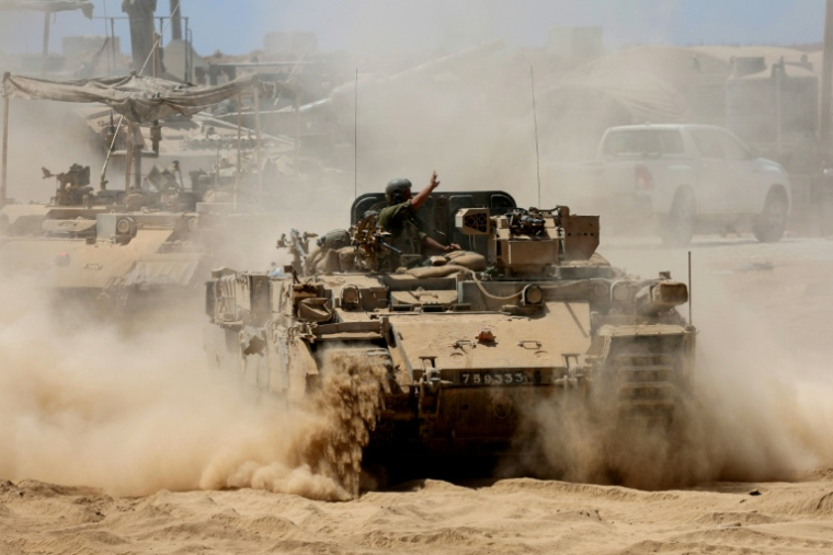 Des troupes israéliennes se déploient près de la barrière frontalière d'Israël avec la bande de Gaza le 15 juillet 2025 ( AFP / Jack GUEZ )
