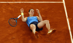 Lois Boisson célèbre sa victoire en quart de finale de Roland-Garros
