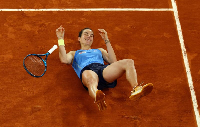 Lois Boisson célèbre sa victoire en quart de finale de Roland-Garros