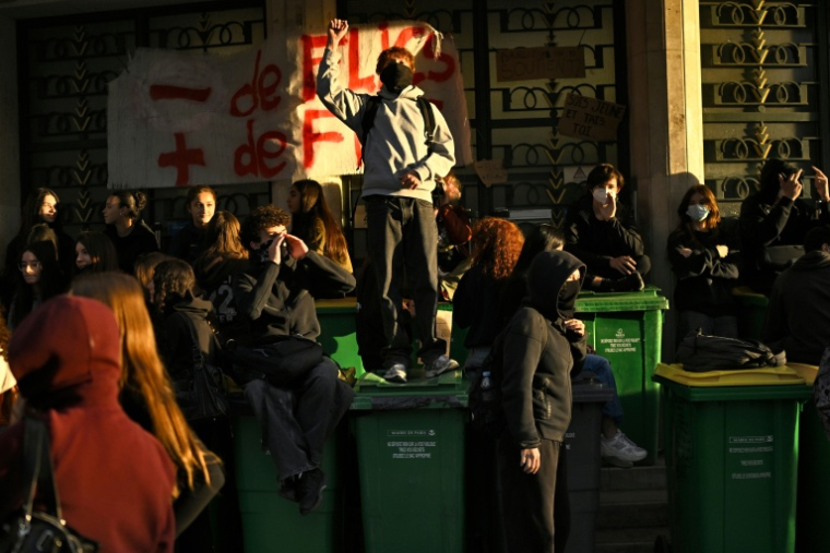 Des manifestants bloquent l'accès au lycée Hélène Boucher à Paris le 7 octobre 2026 ( AFP / JULIEN DE ROSA )