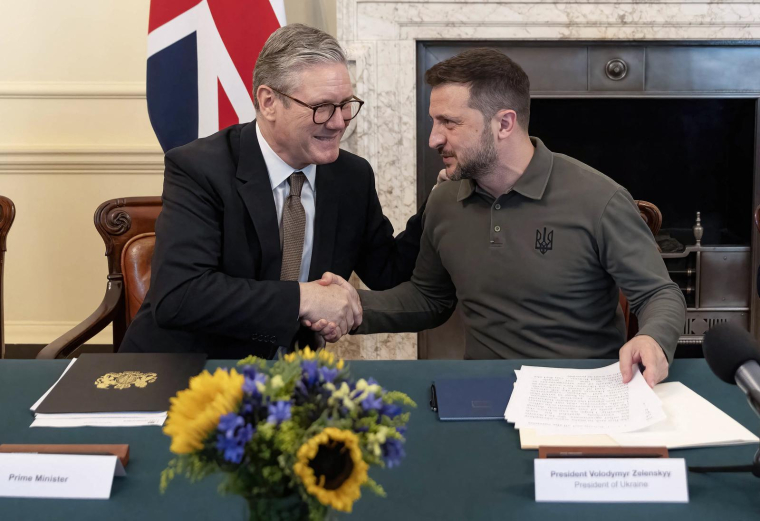 Le Premier ministre britannique Keir Starmer et le président ukrainien Volodymyr Zelensky à Londres ce vendredi 19 juillet. ( POOL / RICHARD POHLE )