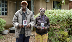 Moses Muyela et Josephine Ngoya, les parents d'Erastus Mundia, montrent des photos de leur fils, chez eux à Nabemo, au Kenya, le 27 février 2026 ( AFP / Brian ONGORO )