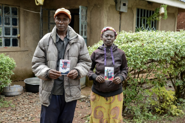 Moses Muyela et Josephine Ngoya, les parents d'Erastus Mundia, montrent des photos de leur fils, chez eux à Nabemo, au Kenya, le 27 février 2026 ( AFP / Brian ONGORO )