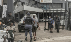 Un policier sud-africain interpelle un ressortissant étranger soupçonné d’être en situation irrégulière lors d’une opération de contrôle et de fouille dans le centre de Durban, le 29 juin 2026 ( AFP / RAJESH JANTILAL )