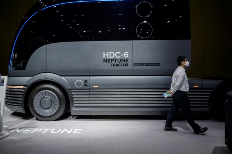 Un camion motorisé à l'hyrdrogène présenté par Hyundai à Ilsan près de Séoul, le 2 juillet 2020 ( AFP / Ed JONES )