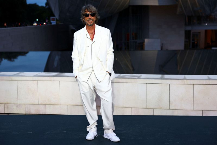 Pierpaolo Piccioli pose avant "The Prelude to the Olympics" à la Fondation Louis Vuitton à Paris
