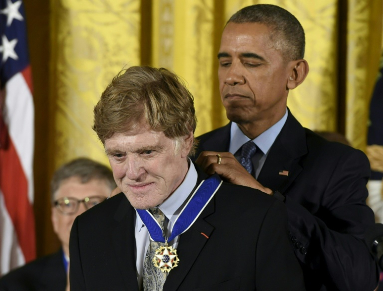 Le président américain Barack Obama remet à l'acteur et réalisateur Robert Redford la Médaille présidentielle de la liberté, la plus haute distinction civile du pays, lors d'une cérémonie à la Maison Blanche, le 22 novembre 2016 à Washington ( AFP / SAUL LOEB )