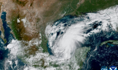 Image satellite fournie par le Cooperative Institute for Research in the Atmosphere de la Colorado State University et par la National Oceanic and Atmospheric Administration de l'ouragan Isaias se développant au-dessus du golfe du Mexique, le 7 octobre 2026 ( CIRA/CSU / Handout )