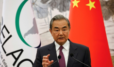 Le ministre chinois des Affaires étrangères Wang Yi s'exprime lors d'une conférence de presse à l'occasion de la quatrième réunion ministérielle du Forum Chine-CELAC, à la résidence d'Etat Diaoyutai à Pékin, le 13 mai 2025 ( POOL / TINGSHU WANG )