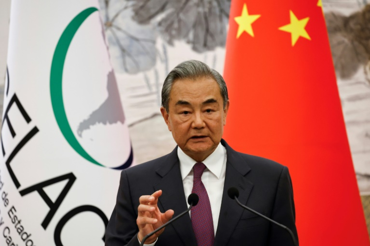Le ministre chinois des Affaires étrangères Wang Yi s'exprime lors d'une conférence de presse à l'occasion de la quatrième réunion ministérielle du Forum Chine-CELAC, à la résidence d'Etat Diaoyutai à Pékin, le 13 mai 2025 ( POOL / TINGSHU WANG )