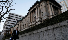 Un homme passe devant le siège de la Banque du Japon à Tokyo