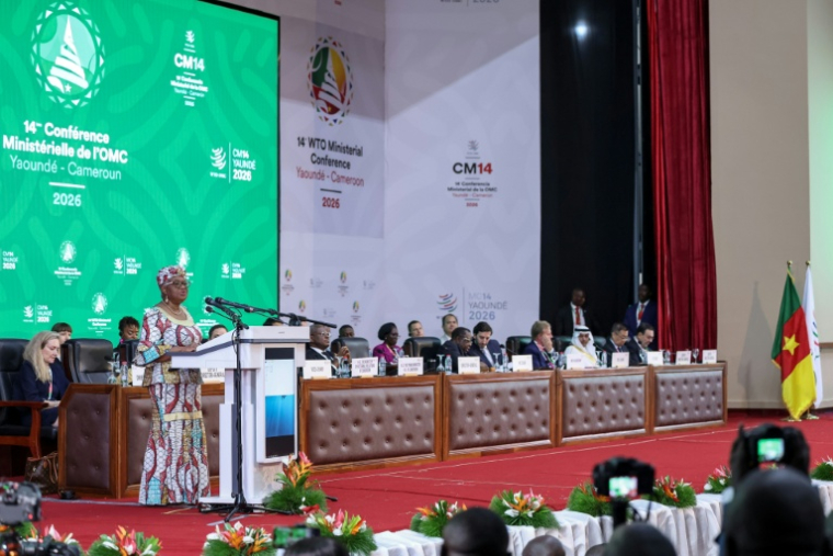 La directrice générale de l'Organisation mondiale du commerce (OMC), Ngozi Okonjo-Iweala, lors de la conférence ministérielle de l'OMC à Yaoundé, le 26 mars 2026 au Cameroun ( AFP / - )