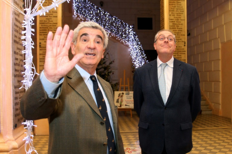 Le maire LR de Tarbes, Gérard Trémège (à gauche), à la mairie de la ville le 18 décembre 2013 ( AFP / LAURENT DARD )