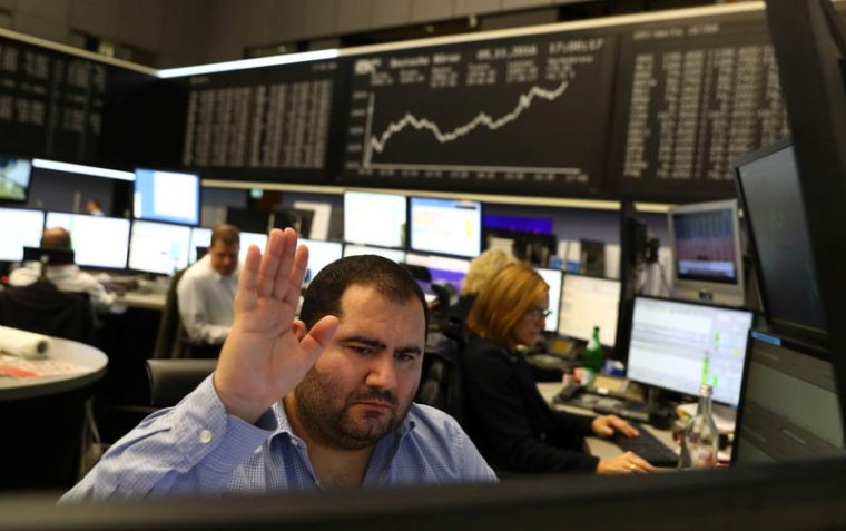 Un opérateur de la Bourse de Francfort réagit à des résultats boursiers