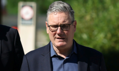 Le Premier ministre britannique Keir Starmer visite un site de construction de logements, dans le nord-ouest de Londres, le 19 juin 2026 ( POOL / Peter MACDIARMID )