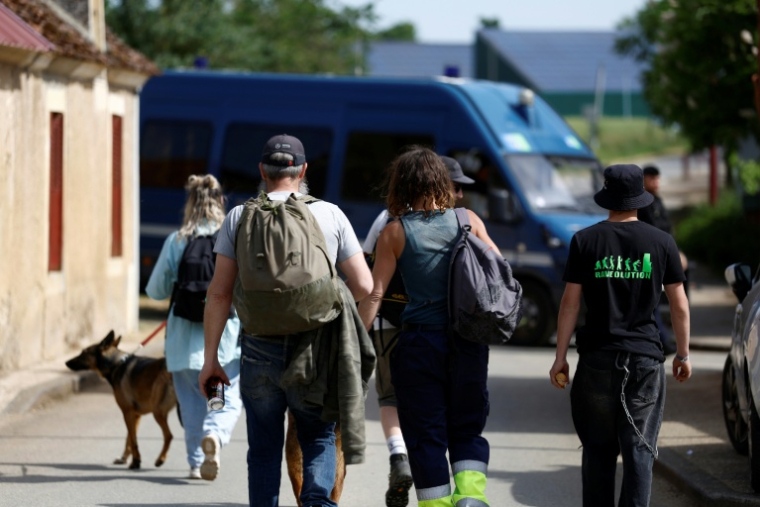 Des personnes se rendent à une free party sur un site militaire à Cornusse, près de Bourges, le 2 mai 2026 dans le Cher ( AFP / Kenzo TRIBOUILLARD )