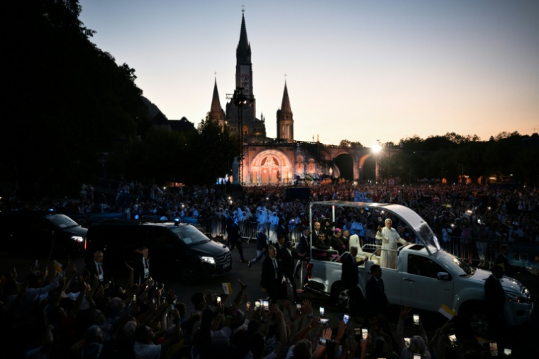 Le pape Léon XIV salue les fidèles depuis la papamobile dans le sanctuaire de Lourdes, le 26 septembre 2026 ( AFP / Ed JONES )