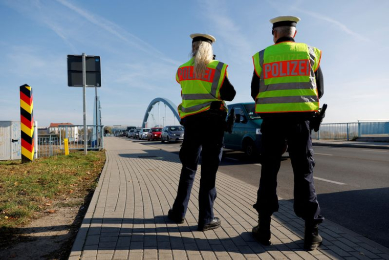 La police fédérale allemande patrouille à la frontière germano-polonaise