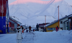 Des habitants dans une rue de Longyearbyen, dans l'archipel norvégien du Svalbard, le 18 février 2026 ( AFP / Oriane Laromiguière )