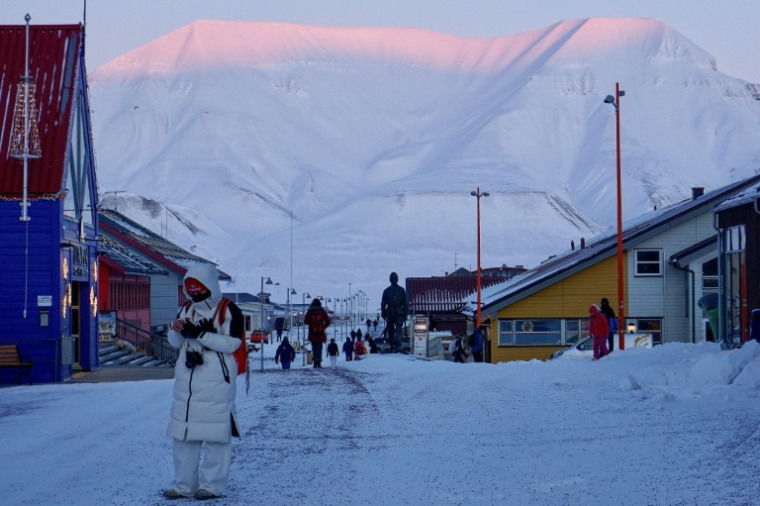 Des habitants dans une rue de Longyearbyen, dans l'archipel norvégien du Svalbard, le 18 février 2026 ( AFP / Oriane Laromiguière )