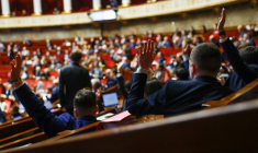 Des députés prennent part à un vote à l'Assemblée nationale, à Paris, loe 5 décembre 2025 ( AFP / Ian LANGSDON )