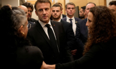 Le président français Emmanuel Macron rencontre des ressortissants franco-israéliens à l'aéroport Ben Gourion