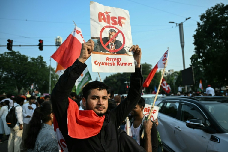 Un manifestant tenant une pancarte participe à une protestation réclamant la démission du chef de la Commission électorale de l’Inde, Gyanesh Kumar, à New Delhi, le 12 octobre 2026 ( AFP / Sajjad HUSSAIN )