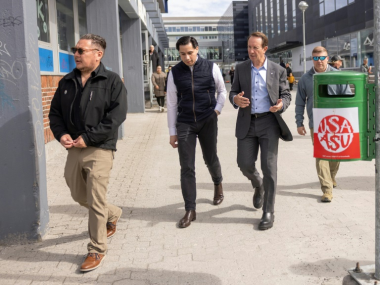 L’émissaire américain au Groenland, le gouverneur républicain de Jeff Landry (au centre à droite), et le le représentant du mouvement MAGA au Groenland, Joergen Boassen, (au centre à gauche), à Nuuk, au Groenland, le 20 mai 2026 ( Ritzau Scanpix / Christian Klindt Soelbeck )