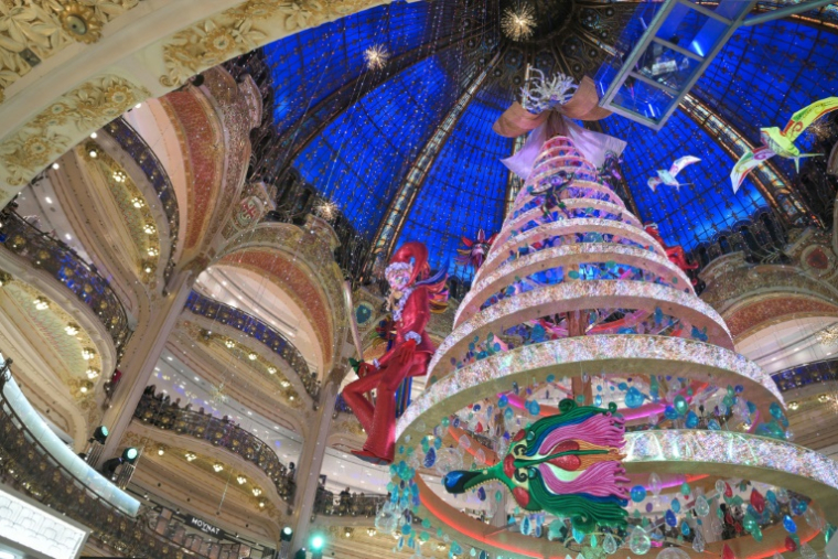 Le traditionnel sapin de Noël du magasin historique des Galeries Lafayette, boulevard Haussmann à Paris, le 15 novembre 2023 ( AFP / MIGUEL MEDINA )