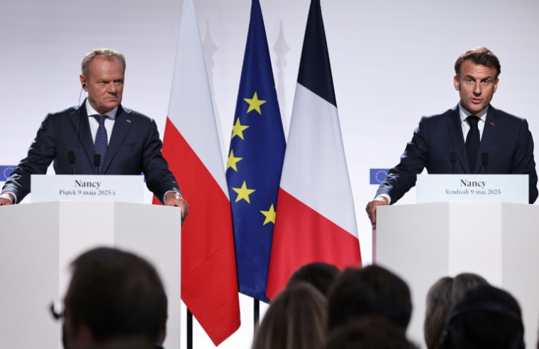 Le Premier ministre polonais Donald Tusk (g) et le président français Emmanuel Macron lors d'une conférence de presse conjointe après la signature d'un traité de coopération entre les deux pays, le 9 mai 2025 à Nancy ( POOL / Christophe PETIT TESSON )