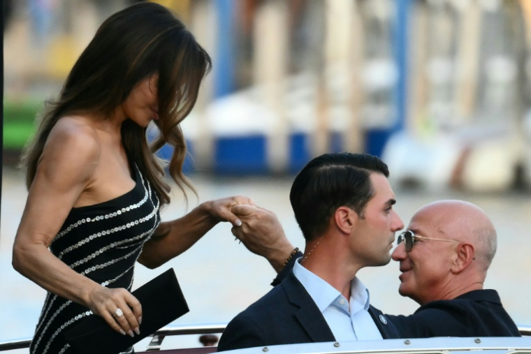 Lauren Sanchez et le fondateur américain d'Amazon, Jeff Bezos, vont célébrer leur mariage vendredi à Venise, mariage dont l'accueil est mitigé dans la Cité des Doges ( AFP / Marco BERTORELLO )