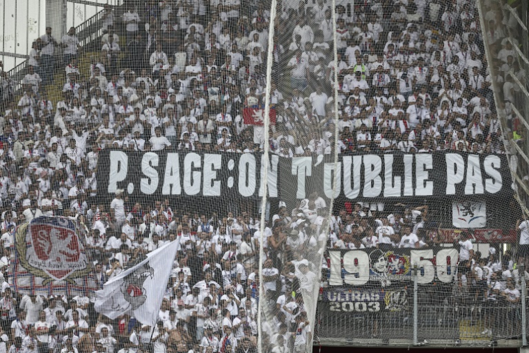 Banderole des supporters lyonnais pour leur ancien entraîneur Pierre Sage, désormais à Lens, le 16 août 2025 au stade Bollaert ( AFP / Sameer Al-DOUMY )