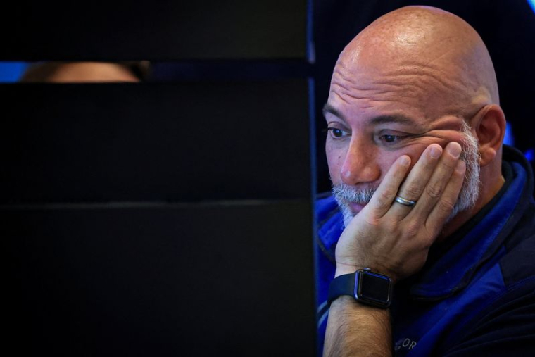Des traders travaillent sur le parquet de la Bourse de New York