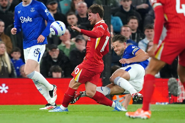 Le tacle assassin de Tarkowski sur Mac Allister