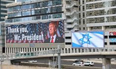 Un panneau d'affichage à Tel-Aviv montre une photo du président américain Donald Trump avec l'inscription "Merci, président Trump" et un autre arbore le drapeau israélien, après l'accord sur Gaza, le 9 octobre 2025 ( AFP / Jack GUEZ )