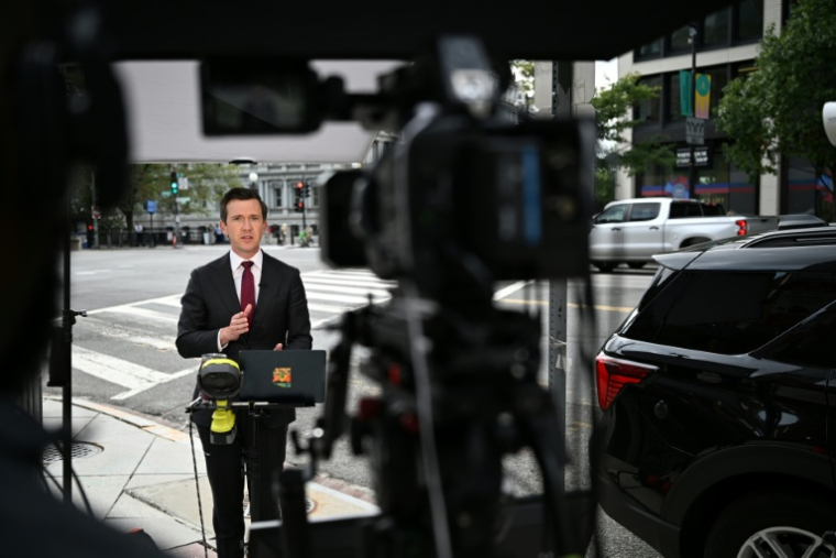 Vaughn Hillyard, correspondant de MS Now à la Maison Blanche, travaille au coin d'une rue près de la Maison Blanche à Washington, le 21 septembre 2026 ( AFP / Alex WROBLEWSKI )