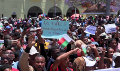 Madagascar: des milliers manifestent alors que Rajoelina dissout le parlement