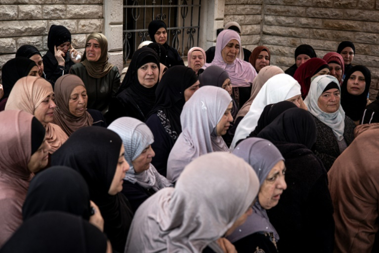 Des Palestiniennes assistent aux funérailles du jeune Amer Rabee à Turmus Ayya, le 7 avril 2025 en Cisjordanie occupée ( AFP / JOHN WESSELS )