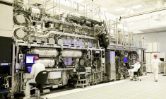 Des travailleurs sont vus devant un système de lithographie "High NA EUV" dans une installation d'Intel à Hillsboro, Oregon