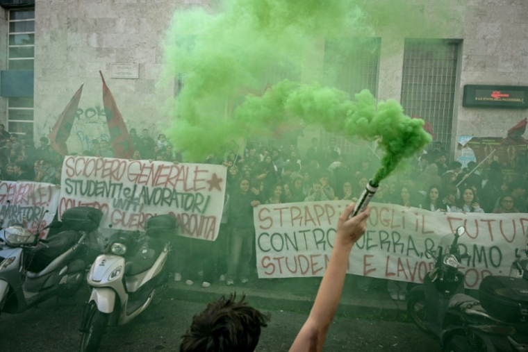 Manifestation pour réclamer davantage de financements pour les écoles et des mesures contre l’augmentation du coût de la vie, le 30 octobre 2026 à Rome ( AFP / Andreas SOLARO )