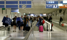 Des voyageurs transportent des matelas gonflables qui leur ont été fournis pour dormir à l'aéroport international de Munich, après que des rapports d'observations de drones ont de nouveau forcé l'aéroport à fermer, le 4 octobre 2025 dans le sud de l'Allemagne ( AFP / Michaela STACHE )