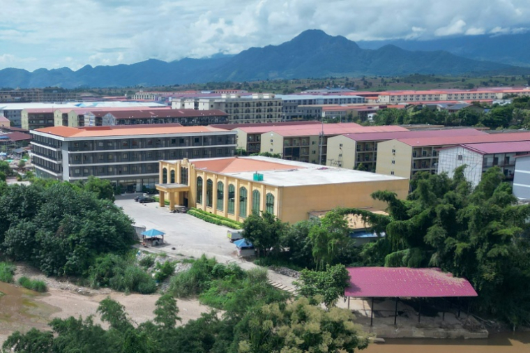 Le complexe KK Park dans le canton de Myawaddy en Birmanie, vu depuis le district de Mae Sot en Thaïlande, le 17 septembre 2025 ( AFP / Lillian SUWANRUMPHA )